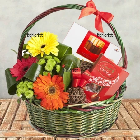 An online order for a basket with flowers and gifts.