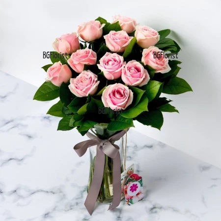 Send tender and romantic bouquet of pink roses